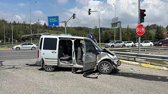 Bolu'da hafif ticari araç ile otomobil çarpıştı: 10 yaralı