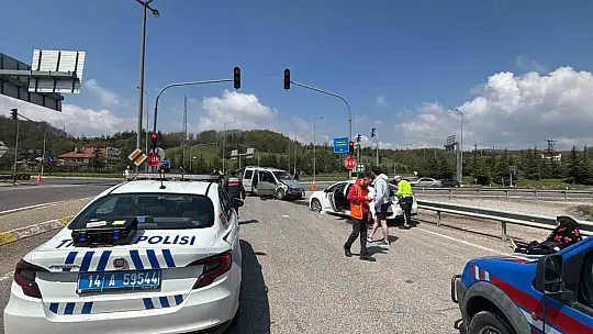 Bolu'da hafif ticari araç ile otomobil çarpıştı: 10 yaralı
