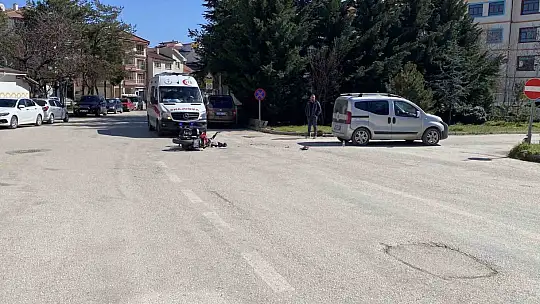 Bolu'da hafif ticari araç ile motosiklet çarpıştı: 1 yaralı
