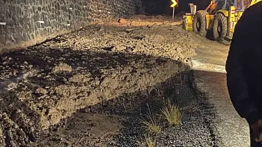 Heyelan nedeniyle kapanan yol tekrardan ulaşıma açıldı