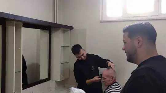 Bolu'da huzurevi sakinlerine bayram traşı