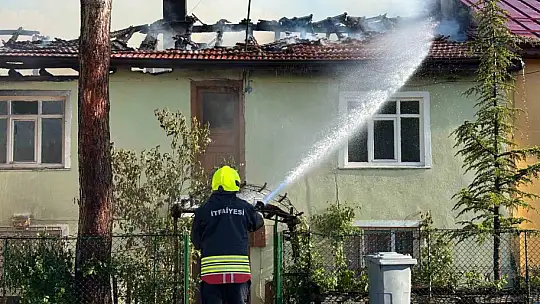 Bolu'da iki ev ve bir depo alev alev yandı