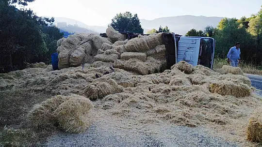 İki kamyon kafa kafaya çarpıştı: Samanlar yola saçıldı, 2 yaralı