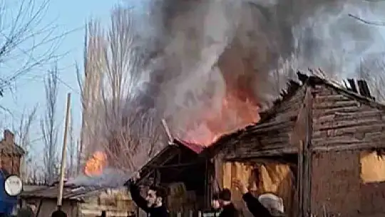 İki katlı ahşap ev ve ahır alev alev yandı