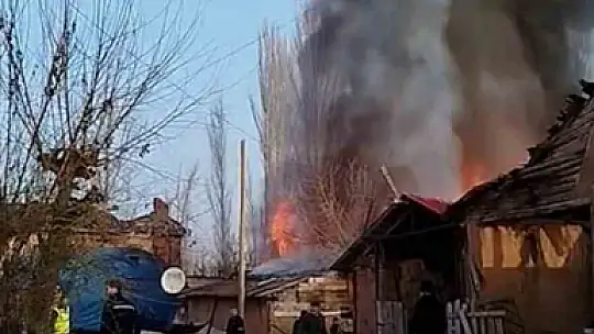 İki katlı ahşap ev ve ahır alev alev yandı