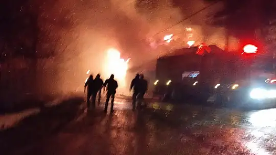 Bolu'da iki katlı ev alevlere teslim oldu