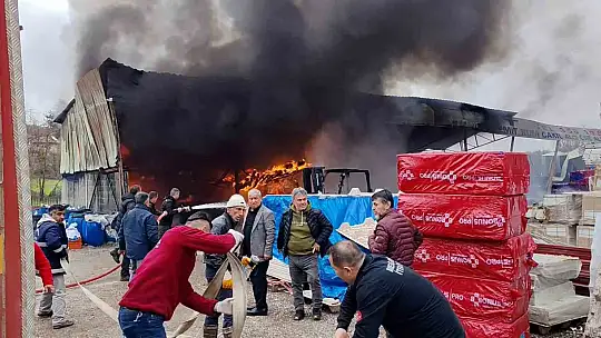 Bolu'da inşaat deposunda yangın