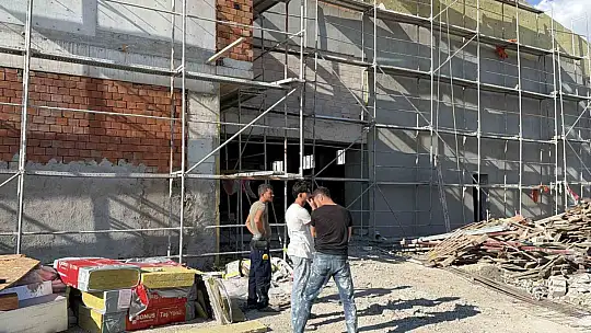 İnşatta iskeleden düşen işçi yaralandı