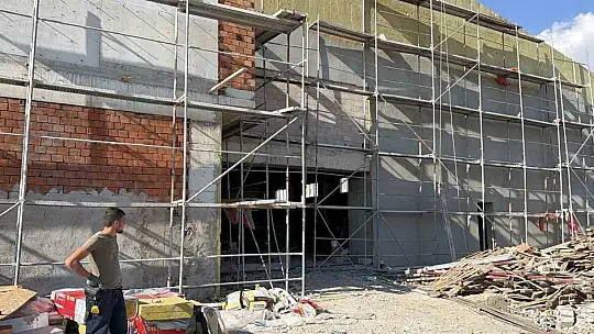 İnşatta iskeleden düşen işçi yaralandı