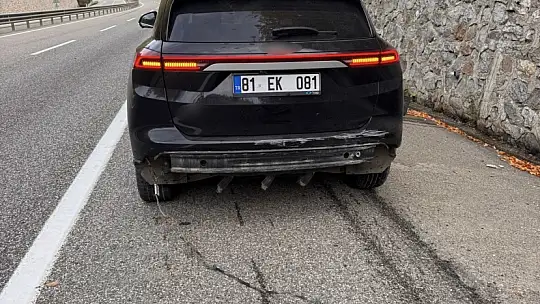 Bolu'da istinat duvarına çarpan araç, ağır hasar aldı