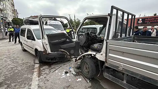 Bolu'da kafa kafaya çarpışan kamyonet ile hafif ticari araçtaki 3 kişi yaralandı