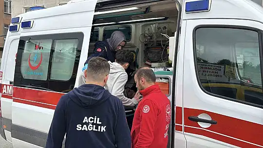 Bolu'da kafa kafaya çarpışan kamyonet ile hafif ticari araçtaki 3 kişi yaralandı