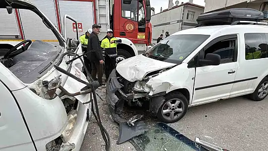 Bolu'da kafa kafaya çarpışan kamyonet ile hafif ticari araçtaki 3 kişi yaralandı