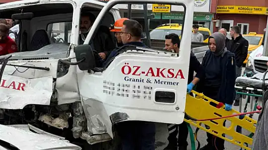 Bolu'da kafa kafaya çarpışan kamyonet ile hafif ticari araçtaki 3 kişi yaralandı