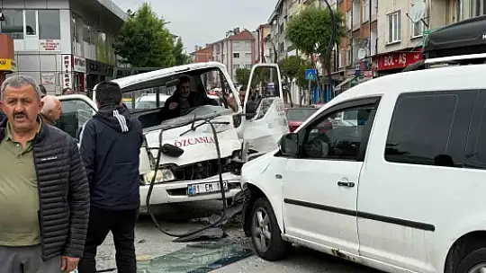 Bolu'da kafa kafaya çarpışan kamyonet ile hafif ticari araçtaki 3 kişi yaralandı