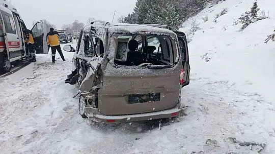 Bolu'da kamyon ile hafif ticari araç çarpıştı: 2 yaralı