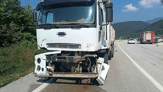 Kamyon ile otomobil çarpıştı: 3 yaralı
