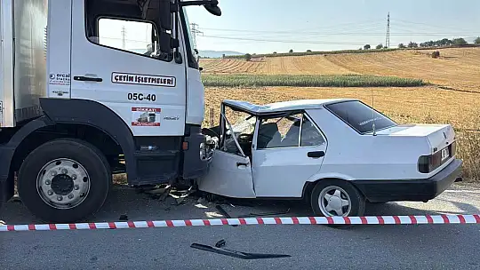 Bolu'da kamyonla çarpışan Fiat Tofaş hurdaya döndü: 1'i ağır 2 yaralı