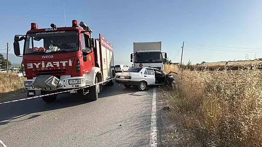 Bolu'da kamyonla çarpışan Fiat Tofaş hurdaya döndü: 1'i ağır 2 yaralı
