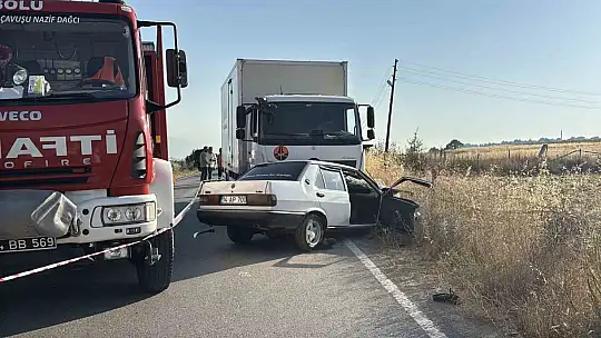 Bolu'da kamyonla çarpışan Fiat Tofaş hurdaya döndü: 1'i ağır 2 yaralı