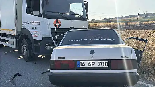 Bolu'da kamyonla çarpışan Fiat Tofaş hurdaya döndü: 1'i ağır 2 yaralı
