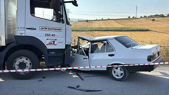 Bolu'da kamyonla çarpışan Fiat Tofaş hurdaya döndü: 1'i ağır 2 yaralı