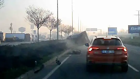 Bolu'da kaza anı güvenlik kamerasında: Makasa giren araç kazaya neden olmuş