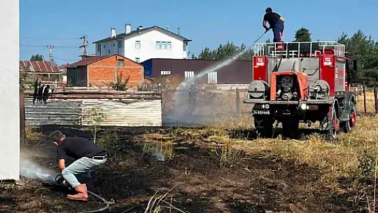 Kereste fabrikasının yanında korkutan yangın: Alevler tesise sıçramadan söndürüldü