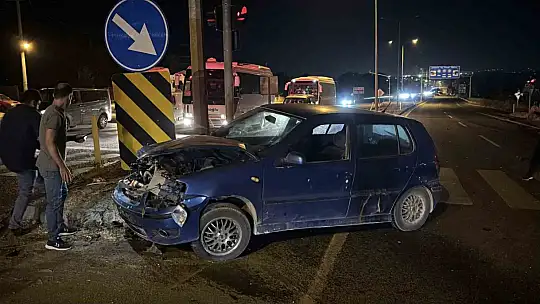Kırmızı ışıkta geçen otomobil kamyonla çarpıştı