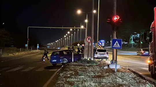 Kırmızı ışıkta geçen otomobil kamyonla çarpıştı