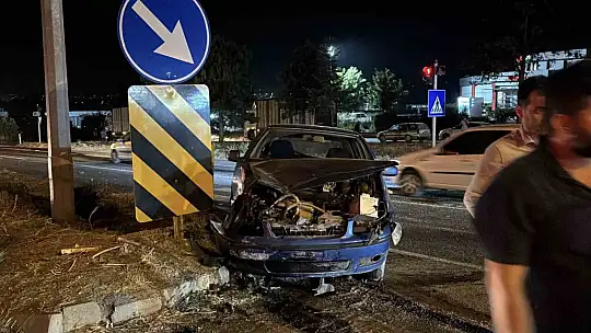 Kırmızı ışıkta geçen otomobil kamyonla çarpıştı