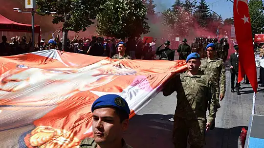 Bolu'da komandolar, Zafer Bayramı'nda caddeyi coşkuyla inletti