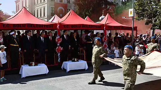 Bolu'da komandolar, Zafer Bayramı'nda caddeyi coşkuyla inletti