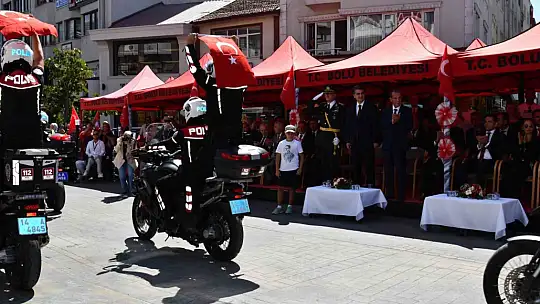 Bolu'da komandolar, Zafer Bayramı'nda caddeyi coşkuyla inletti