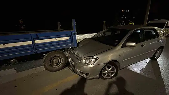 Kontrolden çıkan otomobil römorka çarptı
