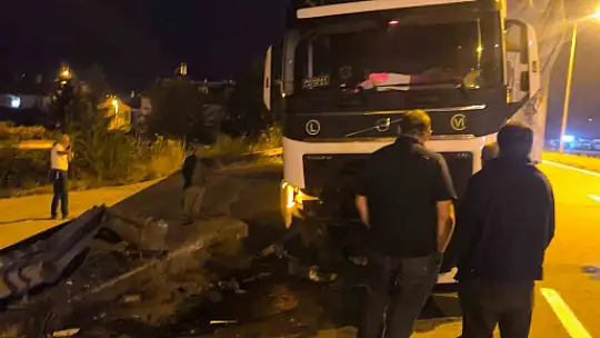 Kontrolden çıkan tır bariyerlere çarptı