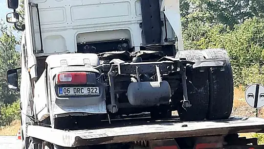 Bolu'da kontrolden çıkan tır fındık bahçesine devrildi