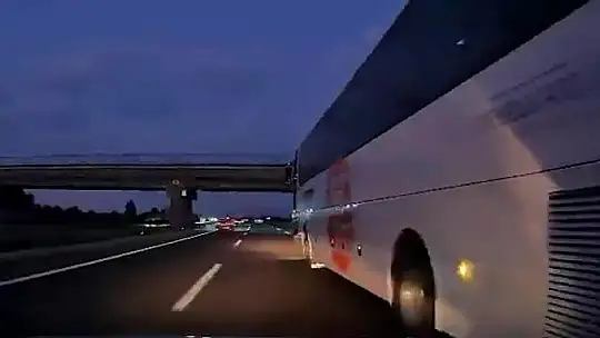 Otobüs kaza yaptırdı, ailenin çığlıkları kameraya yansıdı