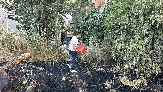 Korkutan ot yangını: İtfaiyeyi beklemeden kova ve hortumlarla söndürdüler