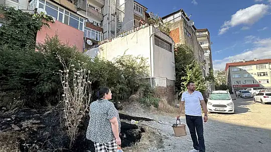 Korkutan ot yangını: İtfaiyeyi beklemeden kova ve hortumlarla söndürdüler