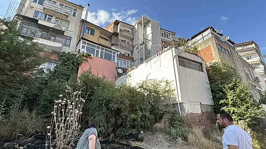 Korkutan ot yangını: İtfaiyeyi beklemeden kova ve hortumlarla söndürdüler