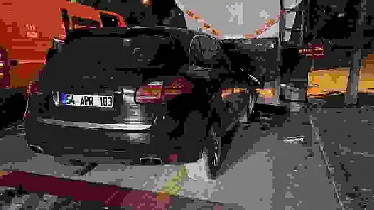 Bolu'da lüks SUV park halindeki tıra çarptı: 1 yaralı