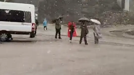 Bolu'da mevsimin ilk karı Yedigöller yoluna düştü: Zirve beyaza büründü