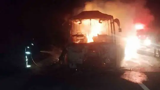 Midibüs alev alev yandı, geriye iskeleti kaldı
