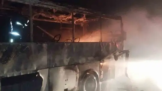 Midibüs alev alev yandı, geriye iskeleti kaldı