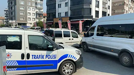 Bolu'da minibüs ile hafif ticari araç çarpıştı