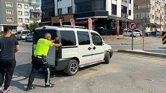 Bolu'da minibüs ile hafif ticari araç çarpıştı