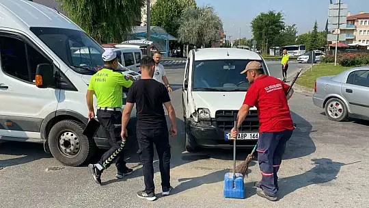 Bolu'da minibüs ile hafif ticari araç çarpıştı