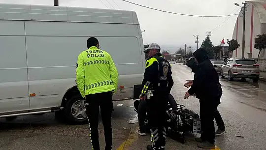 Bolu'da minibüs ile motosiklet çarpıştı: 1 yaralı