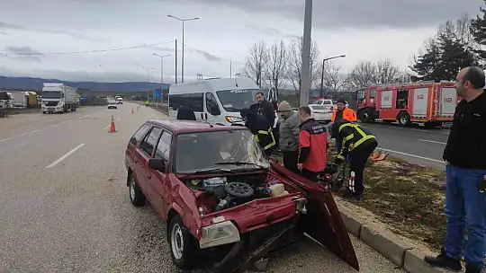 Bolu'da minibüsle çarpışan otomobilin sürücüsü yaralandı: Kaza anı kamerada